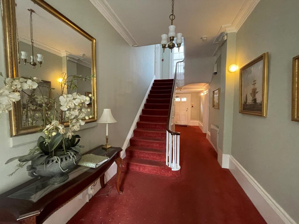 Lot: 41 - TWO-BEDROOM FLAT IN DESIRABLE LOCATION - Ground floor communal hallway